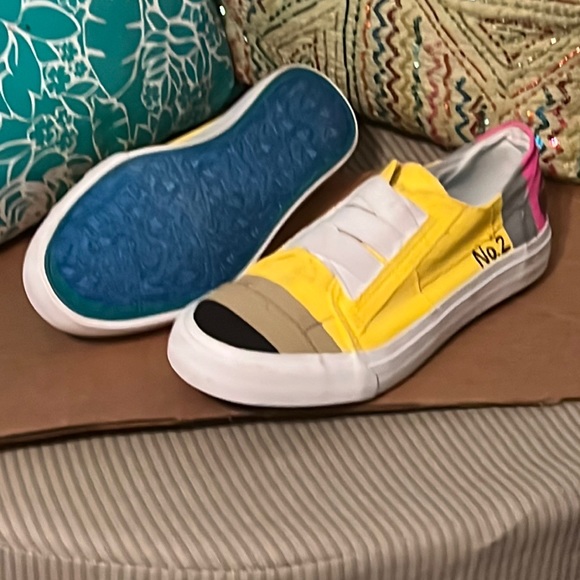 Fancy tennis shoes - Picture 1 of 2